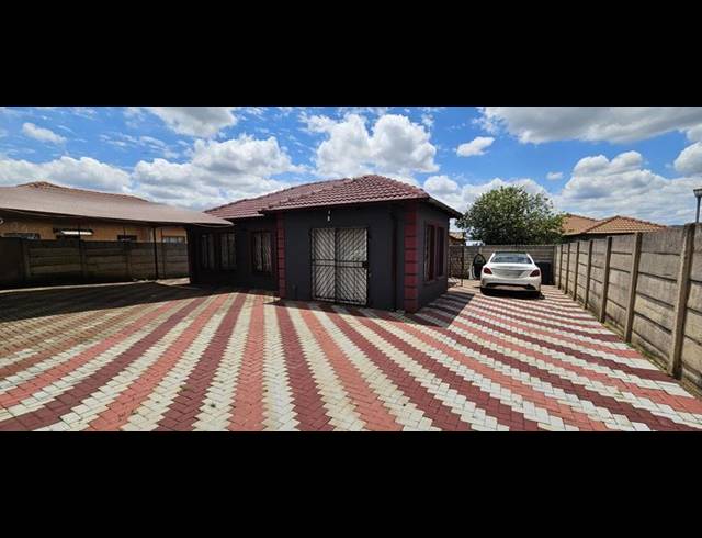 3 BEDROOM HOUSE FOR SALE IN LOTUS GARDENS